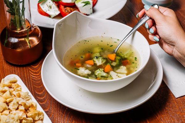 6 passos para fazer uma sopa saudável e saborosa para os dias frios